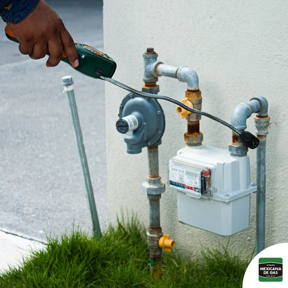 Técnico detectando fugas con equipo especializado en medidor de gas natural