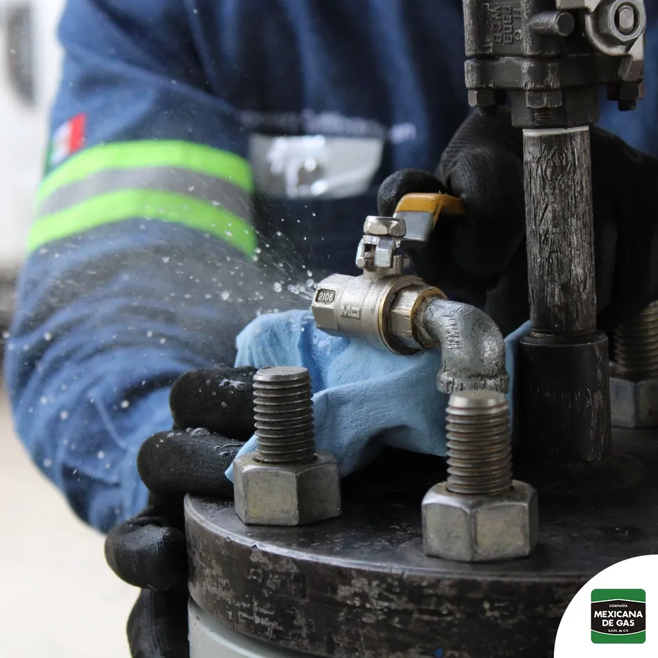 Técnico de Compañía Mexicana de Gas realizando mantenimiento en instalación de gas para negocio