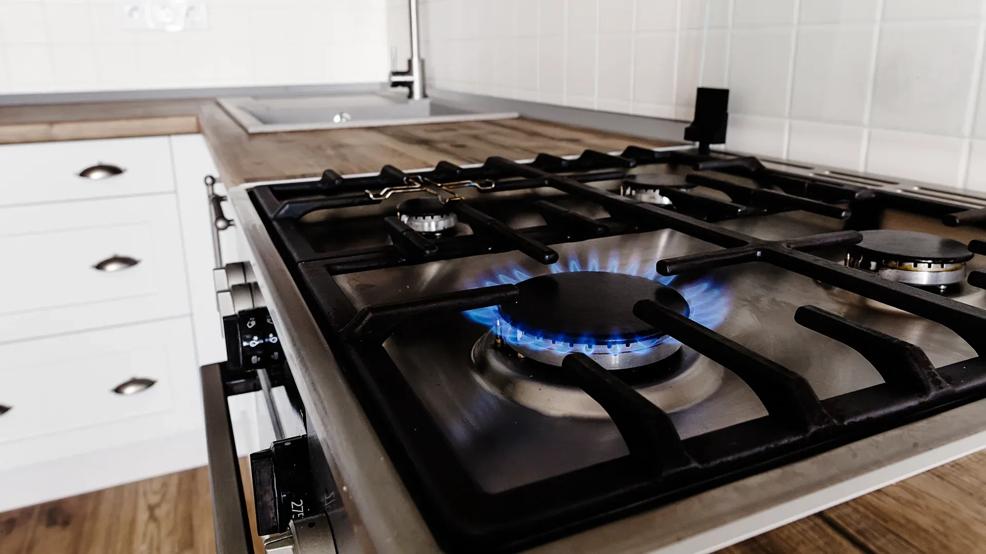 Estufa con gas natural y flama azul en una cocina residencial