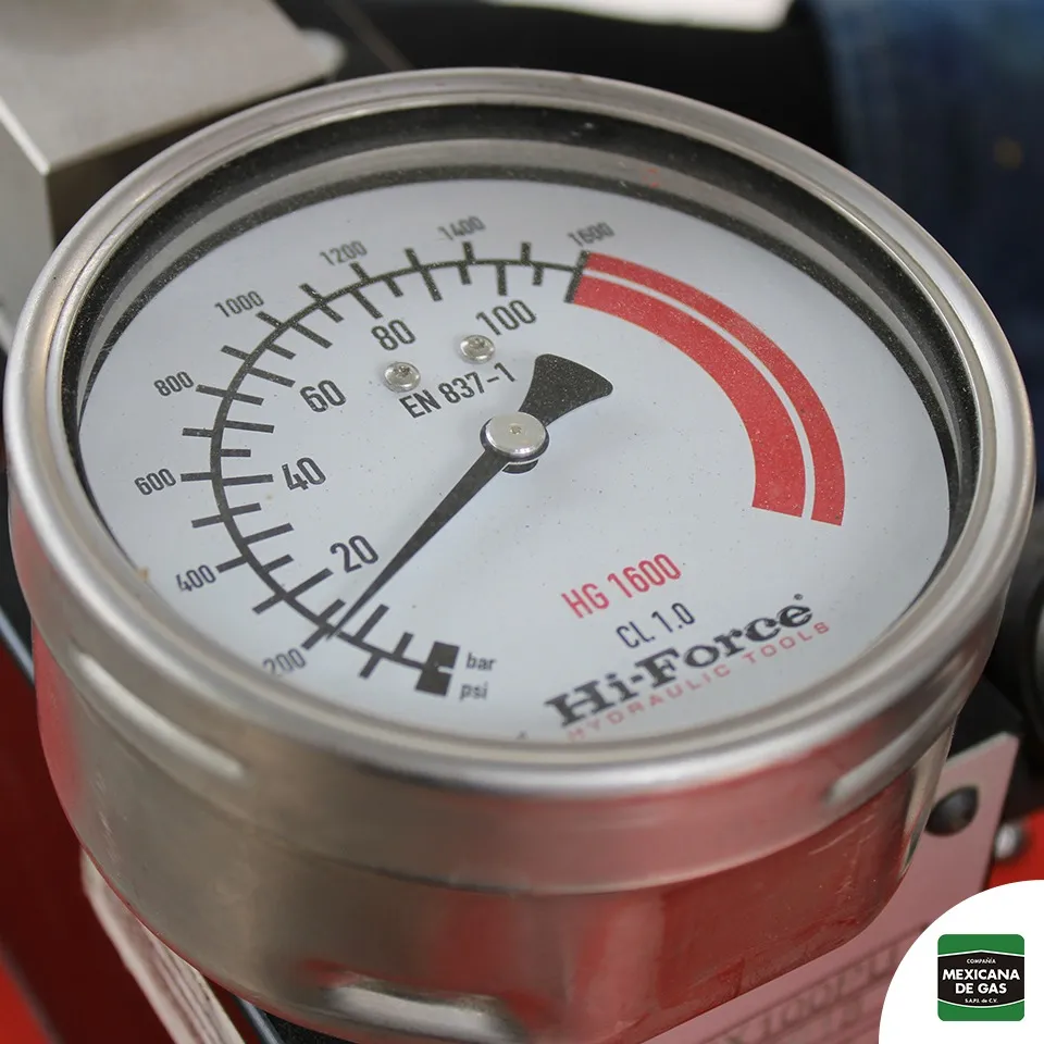 Manómetro de presión durante pruebas hidrostáticas en instalación industrial de gas natural