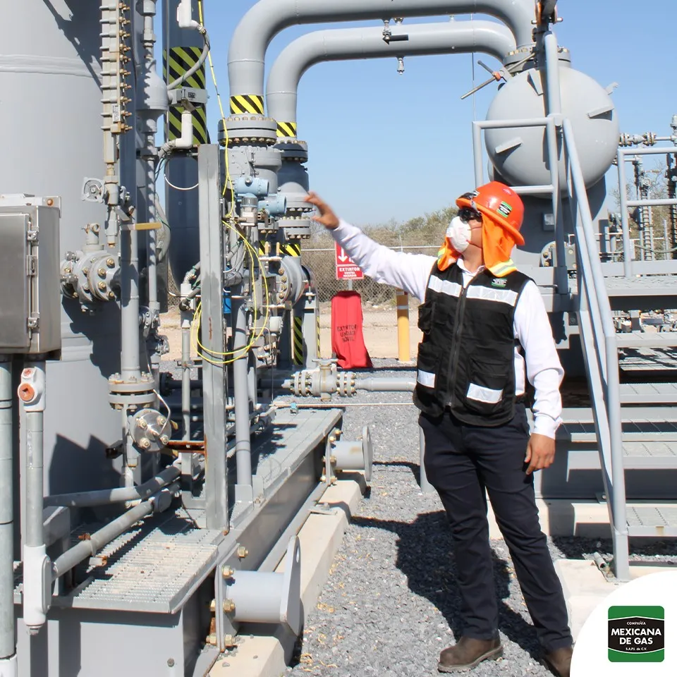Ingeniero de Compañía Mexicana de Gas inspeccionando estación de regulación y medición de gas natural