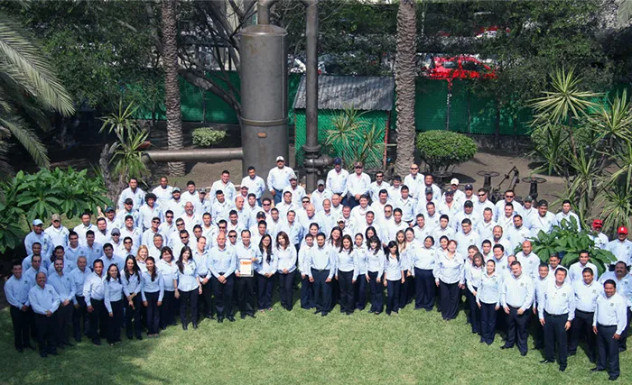 Equipo completo de Compañía Mexicana de Gas reunido en las instalaciones de Monterrey